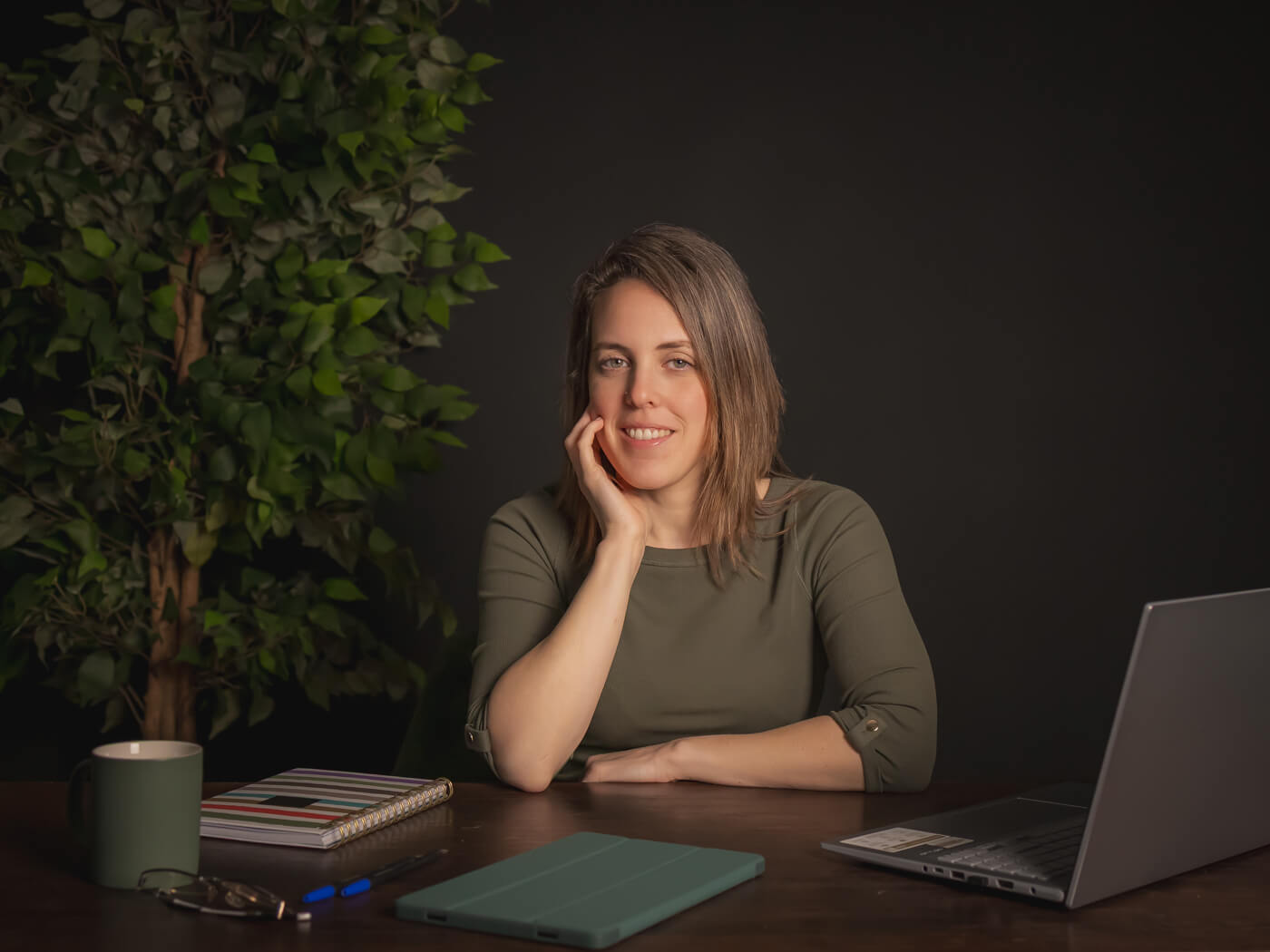 Joanna Giz sistente virtual trabajando con tablet